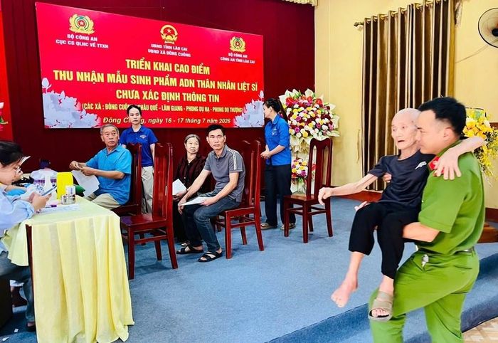 Hình ảnh cán bộ, chiến sĩ Công an tận tình cõng các cụ già, dìu từng bước đi, hỗ trợ hoàn thiện hồ sơ, lấy mẫu sinh phẩm đã để lại nhiều xúc động trong lòng nhân dân. Việc làm giản dị nhưng đầy trách nhiệm ấy thể hiện rõ tinh thần "Vì nhân dân phục vụ", không để bất kỳ thân nhân liệt sĩ nào vì điều kiện sức khỏe mà bỏ lỡ cơ hội tìm kiếm người thân