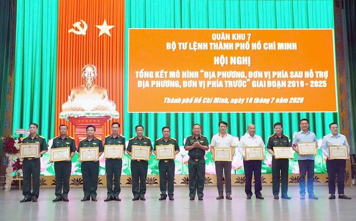 Khen thưởng các tập thể và 16 cá nhân có thành tích xuất sắc trong thực hiện mô hình "Địa phương, đơn vị phía sau hỗ trợ địa phương, đơn vị phía trước" giai đoạn 2019-2025