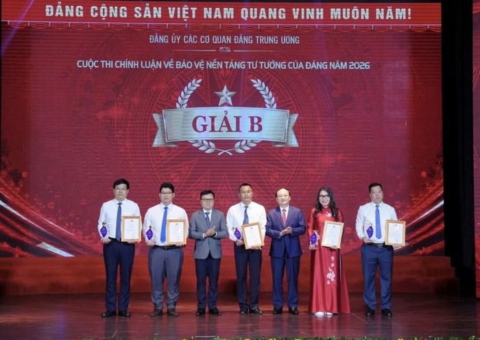 Các Ủy viên Trung ương Đảng: Tổng Biên tập Báo Nhân Dân, Phó Trưởng Ban Tuyên giáo và Dân vận Trung ương, Chủ tịch Hội Nhà báo Việt Nam Lê Quốc Minh và Tổng Giám đốc Đài Tiếng nói Việt Nam trao giải B cho các tác giả