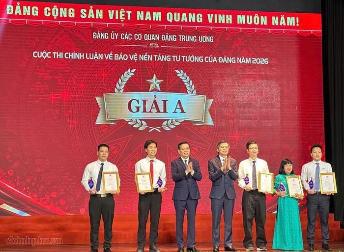 Ủy viên Bộ Chính trị, Giám đốc Học viện Chính trị Quốc gia Hồ Chí Minh Đoàn Minh Huấn và Ủy viên Trung ương Đảng, Phó Bí thư Đảng ủy các cơ quan Đảng Trung ương Nguyễn Long Hải trao Giải A cho các tác giả, nhóm tác giả đoạt giải