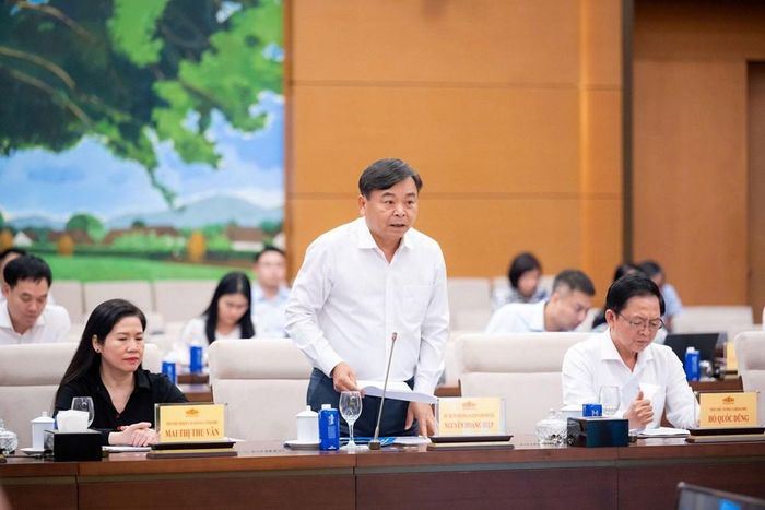 Thứ trưởng Bộ Nông nghiệp và Môi trường Nguyễn Hoàng Hiệp trình bày tờ trình