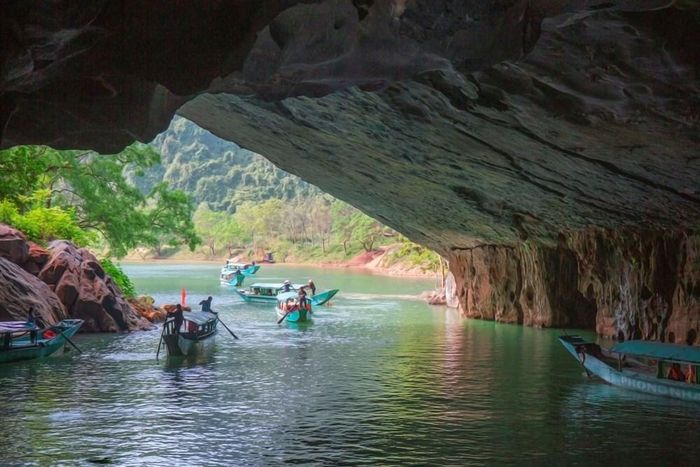 Du khách tham quan động Phong Nha