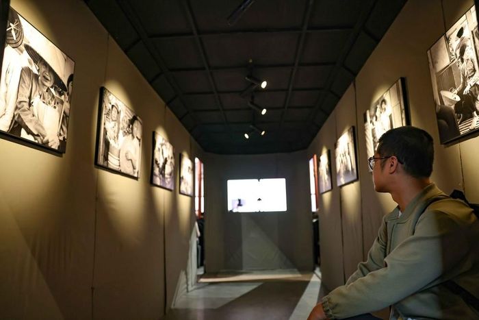 Trưng bày tác phẩm tại Photo Hanoi 2025. Ảnh: Thanh Tùng - TTXVN
