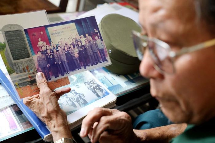 Trong căn nhà nhỏ của mình, cựu Thanh niên xung phong Nguyễn Văn Tự (xã Vũ Quý, tỉnh Hưng Yên) vẫn giữ gìn cẩn thận từng tấm ảnh, từng trang tư liệu về Đại đội C130 như những báu vật của cuộc đời. Ảnh: Thế Duyệt – TTXVN
