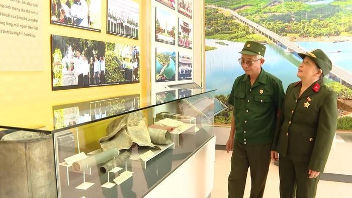 Nhiều hiện vật được trưng bày tại Di tích lịch sử Bến phà II Long Đại - nơi hy sinh của 16 Thanh niên xung phong tháng 9 năm 1972. Ảnh: TTXVN phát