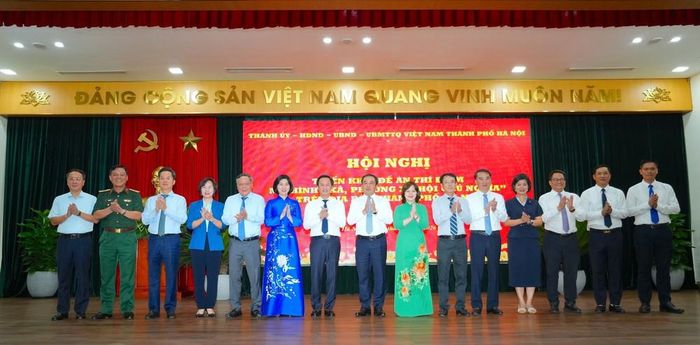 Lãnh đạo thành phố Hà Nội cùng đại diện các sở, ban, ngành và 2 xã Phúc Thịnh, Thư Lâm tại Hội nghị. Ảnh: Trung Nguyên - TTXVN