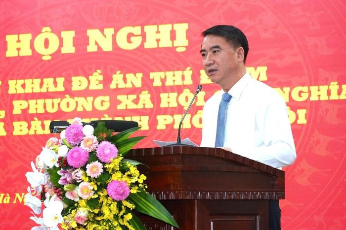 Phó Chủ tịch UBND thành phố Hà Nội Nguyễn Xuân Lưu trình bày tóm tắt Đề án thí điểm mô hình “xã, phường xã hội chủ nghĩa” trên địa bàn thành phố Hà Nội. Ảnh: Trung Nguyên - TTXVN