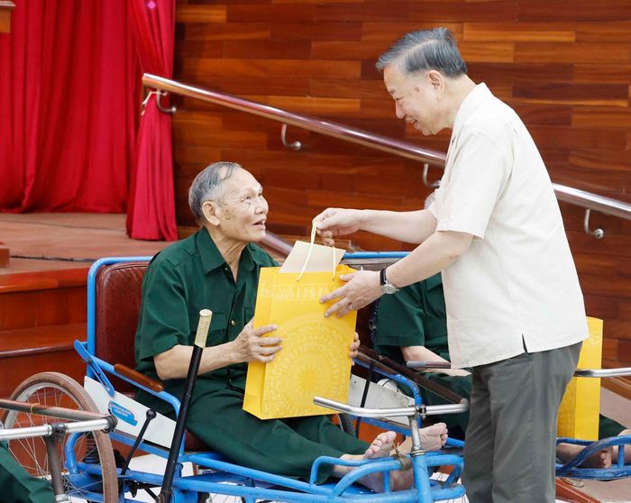 Sáng 15/7/2026, Tổng Bí thư, Chủ tịch nước Tô Lâm đến thăm, tặng quà thương binh, bệnh binh tại Trung tâm Điều dưỡng thương binh Thuận Thành (phường Ninh Xá, tỉnh Bắc Ninh). Ảnh: Thống Nhất – TTXVN