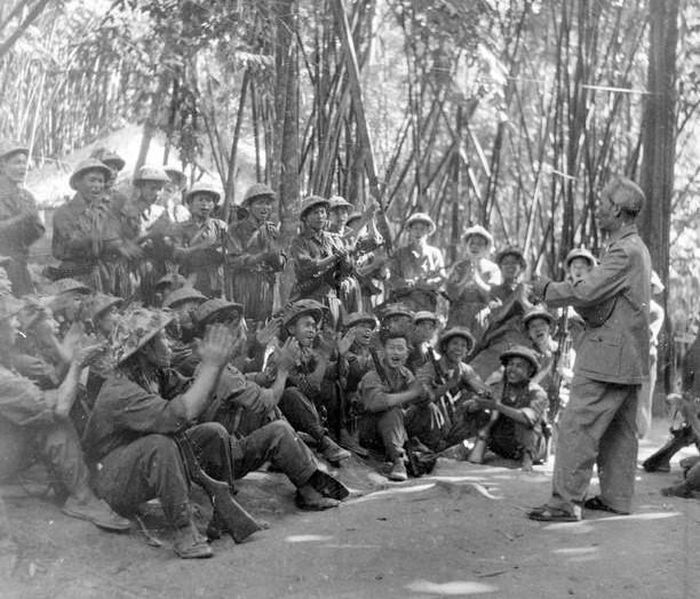  Tháng 9/1950, trên đường đi Chiến dịch biên giới, Chủ tịch Hồ Chí Minh thăm một đơn vị thanh niên xung phong. Ảnh: TTXVN 
