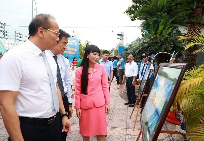 Lãnh đạo tỉnh Khánh Hòa tham quan triển lãm với chủ đề “Tinh hoa ngành nghề yến sào”