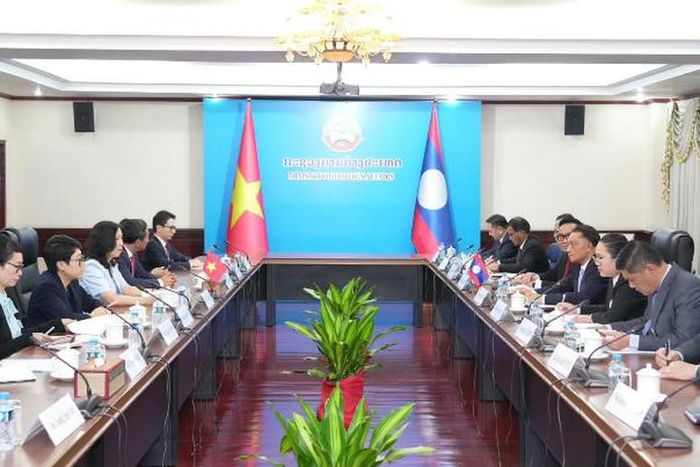 Thứ trưởng Ngoại giao Lào Phongsavanh Sisoulath và Thứ trưởng Lê Thị Thu Hằng đồng chủ trì buổi làm việc song phương về công tác kiều dân
