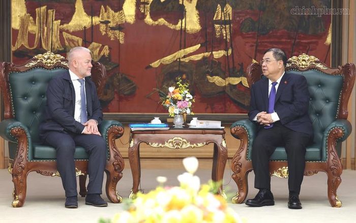 Phó Thủ tướng Thường trực đề nghị Bộ Công Thương, Tập đoàn Điện lực Việt Nam phối hợp với RusHydro trao đổi cụ thể, nghiên cứu các phương án hợp tác phù hợp, hướng tới triển khai những dự án thiết thực - Ảnh: VGP/Phương Nguyên