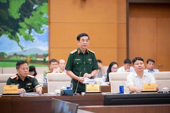 Đại tướng Phan Văn Giang, Phó Thủ tướng Chính phủ, Bộ trưởng Bộ Quốc phòng trình bày Tờ trình về dự án Luật Phòng, chống phổ biến vũ khí hủy diệt hàng loạt tại phiên họp