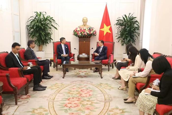 Bộ trưởng Ngoại giao Lê Hoài Trung tiếp Đại sứ Ấn Độ tại Việt Nam Tshering Sherpa. Bộ trưởng một lần nữa bày tỏ chia buồn sâu sắc trước vụ tai nạn tàu du lịch xảy ra ngày 11/7 tại vùng biển tỉnh An Giang. (Ảnh: Thành Long/baoquocte.vn)
