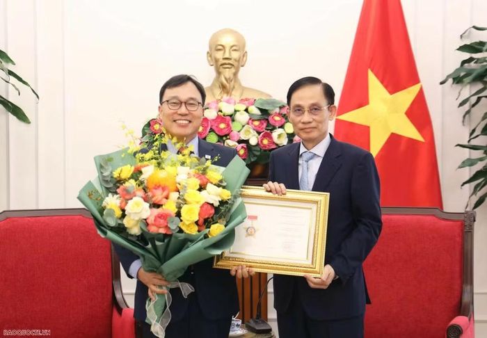 Bộ trưởng Ngoại giao Lê Hoài Trung trao tặng Kỷ niệm chương “Vì sự nghiệp ngoại giao Việt Nam” cho Đại sứ Choi Young Sam. (Ảnh: Thành Long/baoquocte.vn)