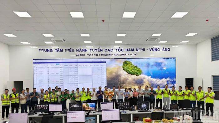 Trạm thu phí Hàm Nghi-Vũng Áng điểm đầu thu phí đón chào những lượt xe đầu tiên qua trạm thu phí thành công.