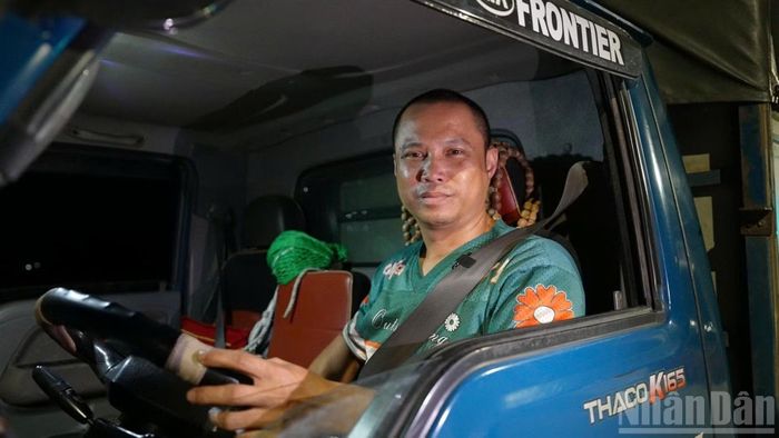 Lái xe đường dài chuyên nghiệp Bùi Văn Phong.