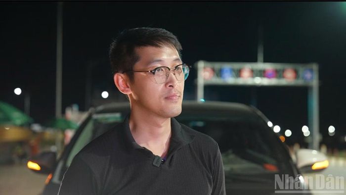 Anh Đỗ Nhật Hoàng (sinh sống tại Hà Nội) lái xe lưu thông qua trạm Hàm Nghi-Vũng Áng.