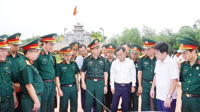 Lãnh đạo tỉnh Quảng Trị và cơ quan chức năng đối chiếu bản đồ các vị trí thăm dò tìm kiếm hài cốt liệt sĩ tại khu vực Câu Nhi, xã Nam Hải Lăng.