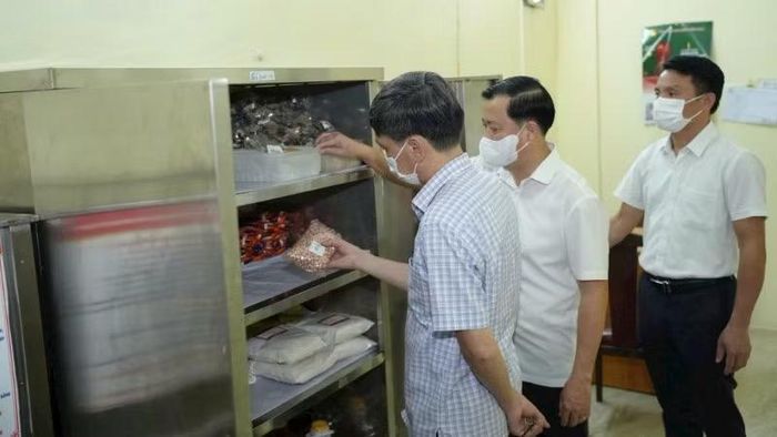 Lực lượng chức năng kiểm tra công tác bảo đảm an toàn thực phẩm tại các cơ sở sản xuất, kinh doanh trên địa bàn Thành phố Hà Nội. (Ảnh: THU THẢO)