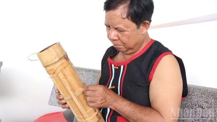 Nghệ nhân Tà Thía Panh mong có các cháu nhỏ hay thanh niên trong xã đến học làm, học đánh đàn để truyền lại tất cả những gì mình biết cho thế hệ mai sau.