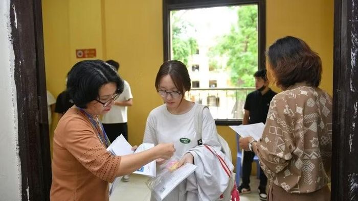 Thí sinh vào phòng thi tại điểm thi Trường trung học phổ thông Phan Đình Phùng (Hà Nội). (Ảnh: THẾ ĐẠI)
