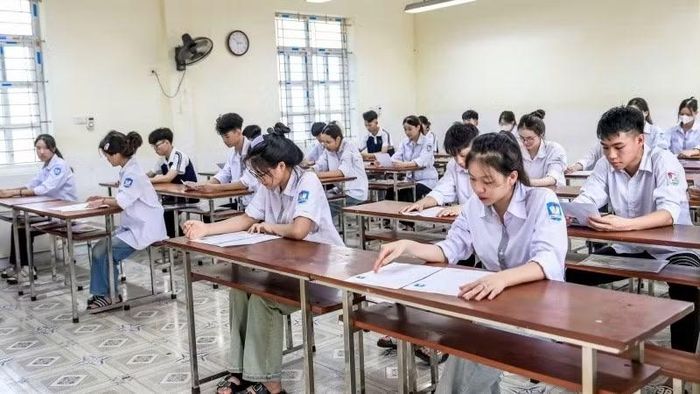 Các thí sinh tại điểm thi Trường trung học phổ thông Hoàng Văn Thụ, tỉnh Ninh Bình. (Ảnh: THẾ ĐẠI)