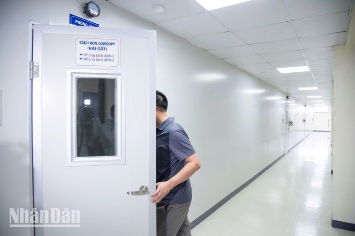 Các chuyên gia khẳng định những công đoạn trong phòng Tách chiết ADN là khâu quan trọng nhất trong chuỗi 6 bước, bởi chỉ khi thu được đủ lượng ADN tinh sạch, các bước giải trình tự tiếp theo mới có thể thực hiện chính xác.