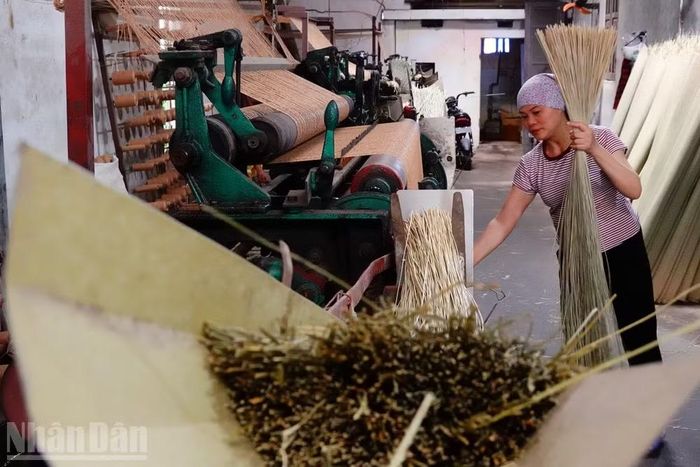 Dây chuyền sản xuất đã được cải thiện nhưng nguồn nguyên liệu vẫn là một bài toán khó. (Ảnh: Hà Thương)