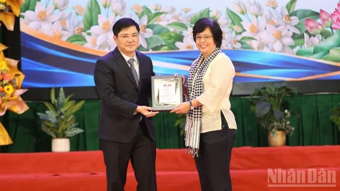 Ông Nguyễn Tuấn Anh, Phó Bí thư Thành ủy Cần Thơ tặng hoa và quà lưu niệm cho bà Shirley Nuevo, Quyền Tổng Lãnh sự Philippines tại Thành phố Hồ Chí Minh.