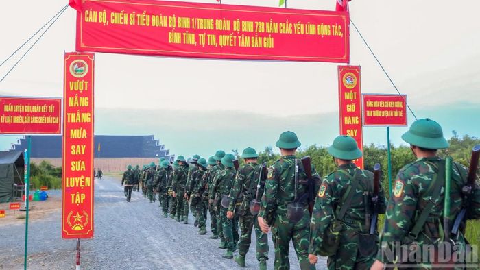 Hành quân rèn luyện, nâng cao sức bền cho bộ đội.