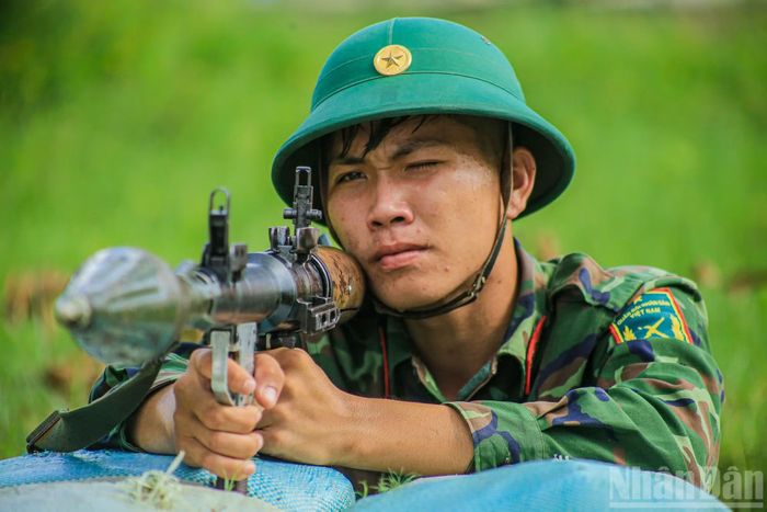 Xạ thủ B41 bình tĩnh lấy đường ngắm, sẵn sàng khai hỏa.