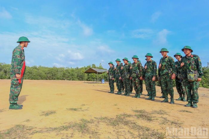 Tháng 7, trên thao trường tại xã Thạnh Hóa, tỉnh Tây Ninh, cán bộ, chiến sĩ Tiểu đoàn 1, Trung đoàn 738, Bộ Chỉ huy Quân sự tỉnh Tây Ninh hăng say huấn luyện với khí thế sôi nổi, quyết tâm hoàn thành tốt mọi nội dung, khoa mục theo kế hoạch.