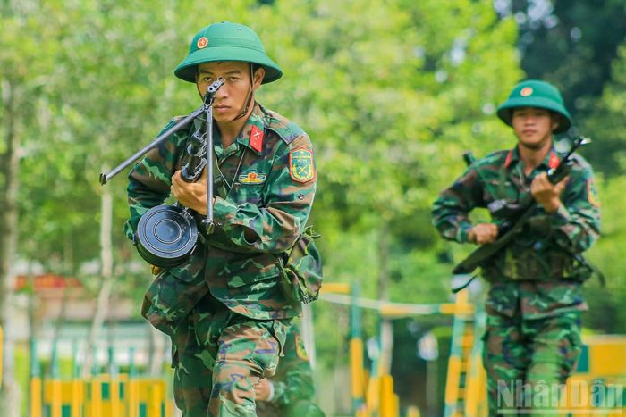 Chiến sĩ huấn luyện trong nội dung đại đội bộ binh tiến công.