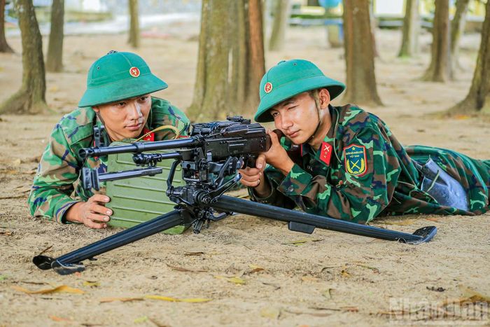 Các chiến sĩ Tiểu đoàn 1 hăng say luyện tập trên thao trường.