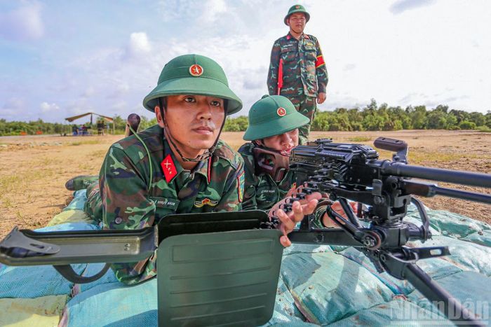 Ánh mắt kiên định, thể hiện quyết tâm hoàn thành tốt mọi nhiệm vụ của chiến sĩ Tiểu đoàn 1.