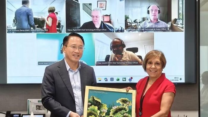 Phó Cục trưởng Cục Thuế Mai Sơn và đại diện lãnh đạo Cơ quan Thuế và Hải quan Vương quốc Anh.