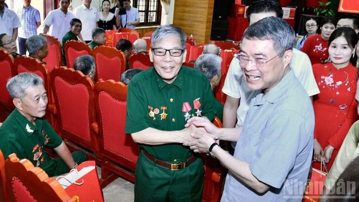 Thủ tướng Chính phủ Lê Minh Hưng ân cần thăm hỏi cuộc sống của các đồng chí thương binh đang điều trị tại Trung tâm Điều dưỡng thương binh Kim Bảng. (Ảnh: Thanh Giang)