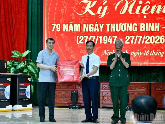 Thủ tướng Chính phủ Lê Minh Hưng tặng quà cho Trung tâm Điều dưỡng thương binh Kim Bảng. (Ảnh: Thanh Giang)