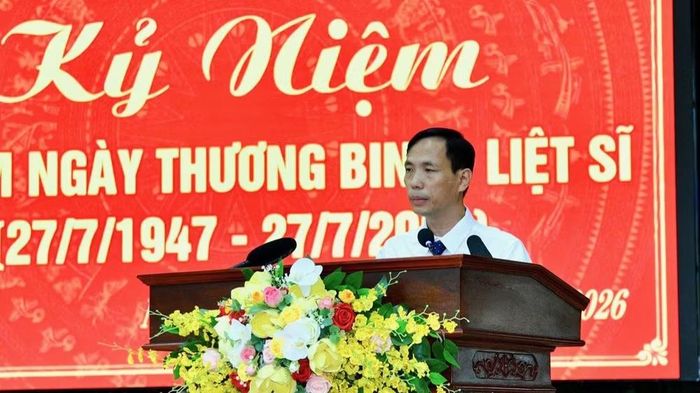Lãnh đạo Trung tâm Điều dưỡng thương binh Kim Bảng báo cáo Thủ tướng Chính phủ về hoạt động của Trung tâm. (Ảnh: Thanh Giang)