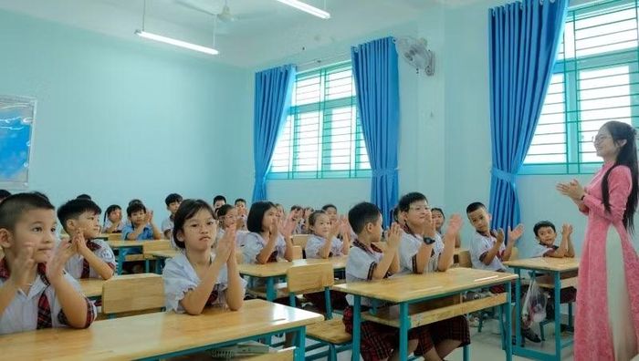 Học sinh tiểu học phường Bình Hưng Hòa, Thành phố Hồ Chí Minh nghe giáo viên giới thiệu về Trường tiểu học Trần Đại Nghĩa, phường Bình Hưng Hòa vừa đưa vào hoạt động. (Ảnh minh họa)