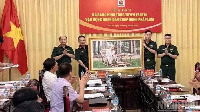 Báo Quân đội nhân dân tặng quà Bộ Chỉ huy quân sự tỉnh Lào Cai. (Ảnh: THANH SƠN)