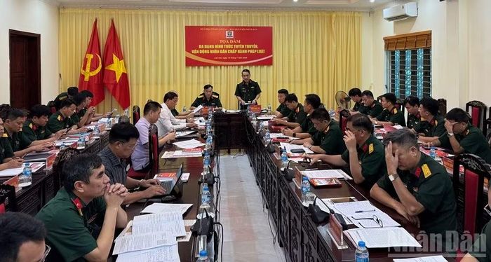 Đại tá Ngô Anh Thu, Phó Tổng Biên tập Báo Quân đội nhân dân phát biểu tại buổi tọa đàm.