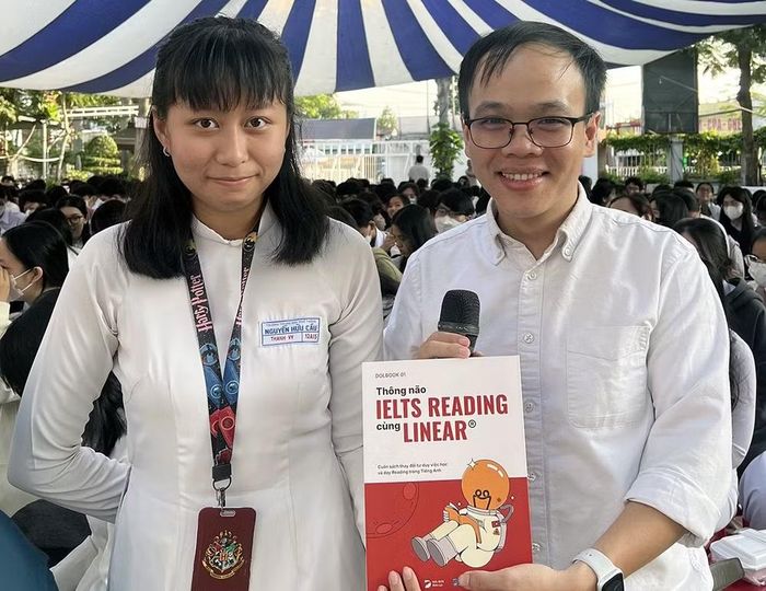 Thầy giáo Võ Đình Phúc giao lưu, chia sẻ kinh nghiệm học ngoại ngữ với học sinh Thành phố Hồ Chí Minh. (Ảnh: nhân vật cung cấp)