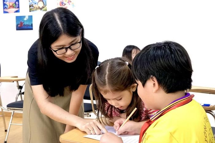 Chị Hà Đặng Như Quỳnh với các học viên trong và ngoài nước. (Ảnh: nhân vật cung cấp)