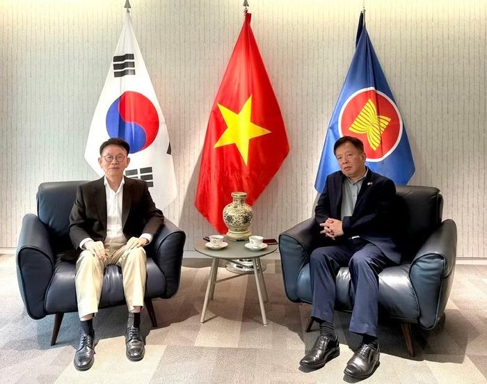 Đại sứ Vũ Hồ (bên phải ảnh) tiếp và làm việc với ông Min Byoung-chul, Nhà sáng lập kiêm Chủ tịch Quỹ Sunfull. (Ảnh: Đại sứ quán Việt Nam tại Hàn Quốc cung cấp)
