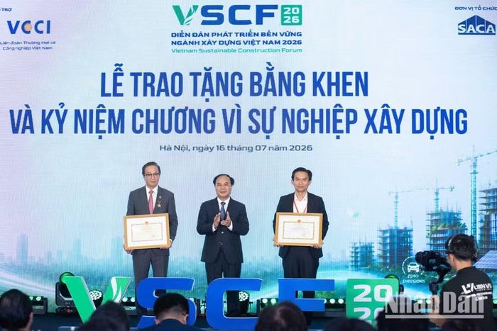 Thành phố Hồ Chí Minh được trao bằng khen của Bộ Xây dựng vì những đóng góp cho tiến trình chuyển đổi xanh, kinh tế tuần hoàn và phát thải thấp. (Ảnh: MINH DUY)