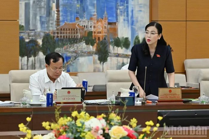 Chủ nhiệm Ủy ban Khoa học, Công nghệ và Môi trường Nguyễn Thanh Hải trình bày báo cáo thẩm tra. (Ảnh: THỦY NGUYÊN)