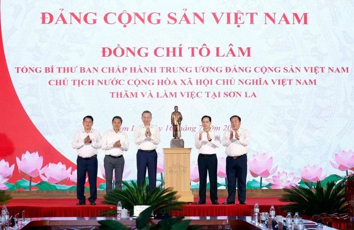 Tổng Bí thư, Chủ tịch nước Tô Lâm trao tặng bức tượng Chủ tịch Hồ Chí Minh cho Đảng bộ, chính quyền và nhân dân tỉnh Sơn La. (Ảnh: TTXVN)