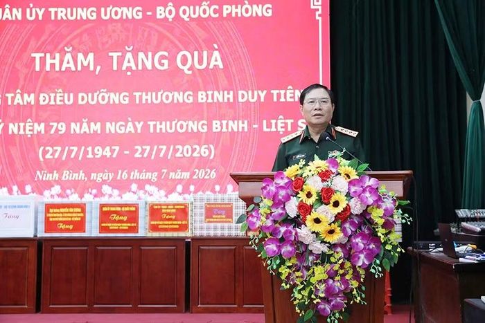 Đại tướng Nguyễn Tân Cương phát biểu tại buổi tặng quà.